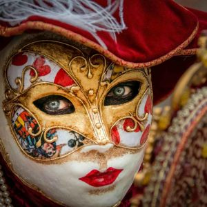 Carnevale sulla Villa: Un Incantesimo di Luci e Gioia!